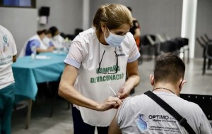 Covid-19: la Provincia comenzó a aplicar el tercer refuerzo