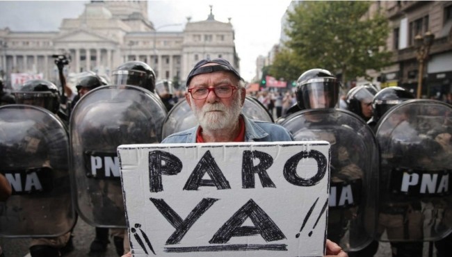 Un gobierno fortalecido, un país en crisis y la calle como único freno