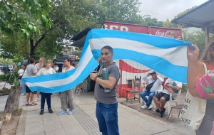 Trabajadores estatales autoconvocados protestan en contra de la recomposición salarial del 6%