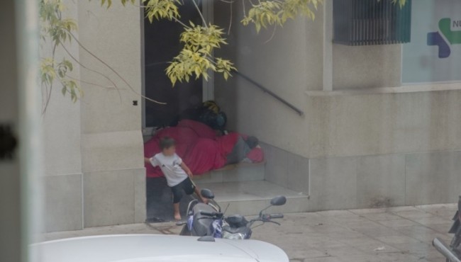 La pobreza baja en los números, pero la calle no miente