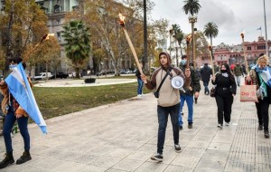 Firma vinculada a Luís Caputo habría pagado $7.000.000.000 a Revolución Federal