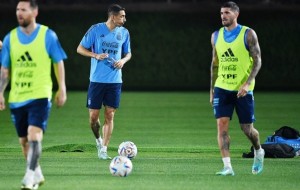 De Paul se retiró de la práctica con una molestia muscular y es duda