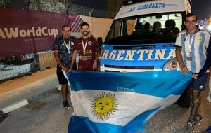 Hinchas siguen a Argentina con una camioneta bautizada "La Scaloneta"