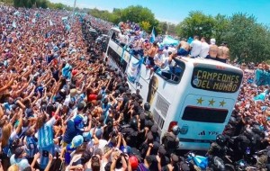 La multitudinaria caravana de los campeones del mundo terminó en polémica