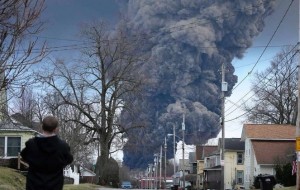 Se descarriló tren con químicos tóxicos y generó desastre ecológico en EE.UU.