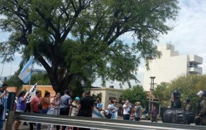 Docentes autoconvocados se volvieron a movilizar y cortaron el puente