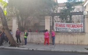 Trabajadoras precarizados del Ministerio de Justicia siguen sus reclamos.