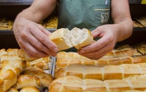 Siguen los aumentos: suben el pan y los remises