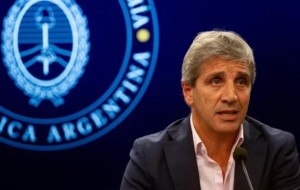 Caputo quiere tomar más deudas y propone un nuevo megacanje