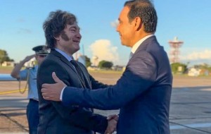 Tras mucho peregrinar, Valdés pudo obtener su foto con Milei al pie del avión