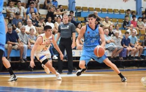 Regatas cayó sobre el final ante el puntero