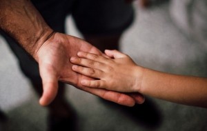 El Estado deberá pagar la cuota alimentaria de un niño porque su papá y abuelos no pueden hacerlo