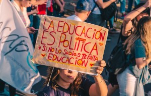 La Educación es política: un análisis de Nueva Mirada Radio