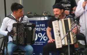 El Chango Spasiuk brindó un recital en el Instituto de Cardiología