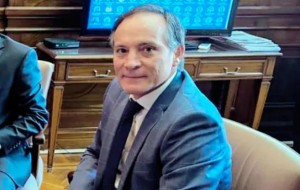 Camau cada vez más cerca de LLA: ubicó a uno de sus colaboradores en la EBY