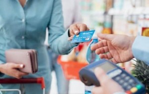 La mitad de las compras de alimentos se hacen con tarjeta de crédito