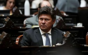 Denuncian a Lisandro Almirón por repartir bienes incautados de Aduana