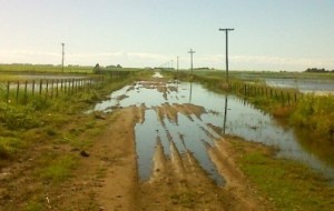 En el interior de Corrientes aislados por caminos anegados