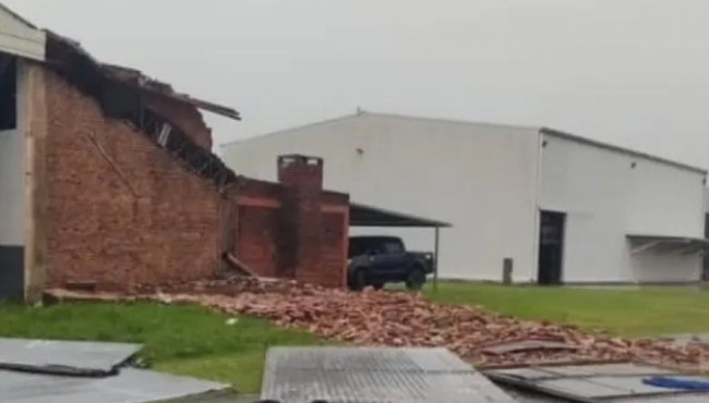 Socavón en la ruta 12 y daños en el aeropuerto de Corrientes por el temporal