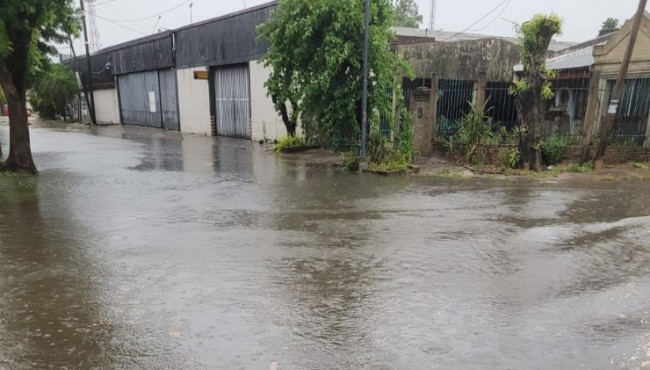 Llovieron casi 100 milímetros y la ciudad de Corrientes volvió ser un río
