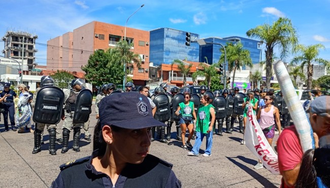 Represión a docentes en Corrientes en una nueva jornada de protesta