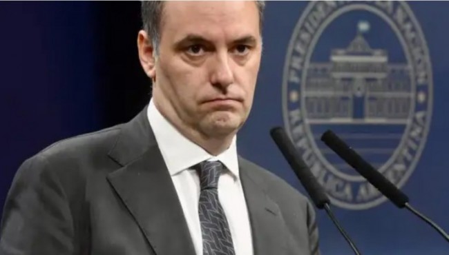 Adorni, entre viajes y armas sin enemigo