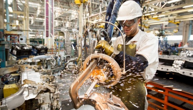 La industria se desplomó 8,7% en febrero, y encadenó su octava caída consecutiva