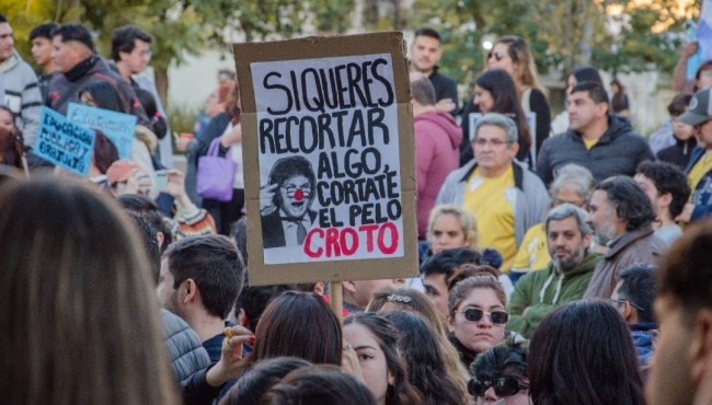 Cuando ajustan la educación, las aulas son las calles
