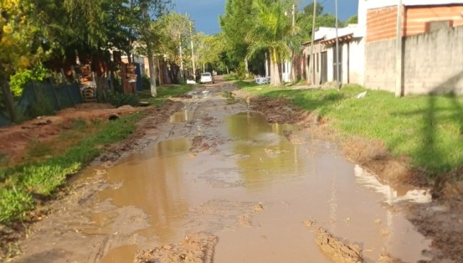 Hace más de una semana que no llueve, pero las calles del barrio San Ignacio siguen inundadas